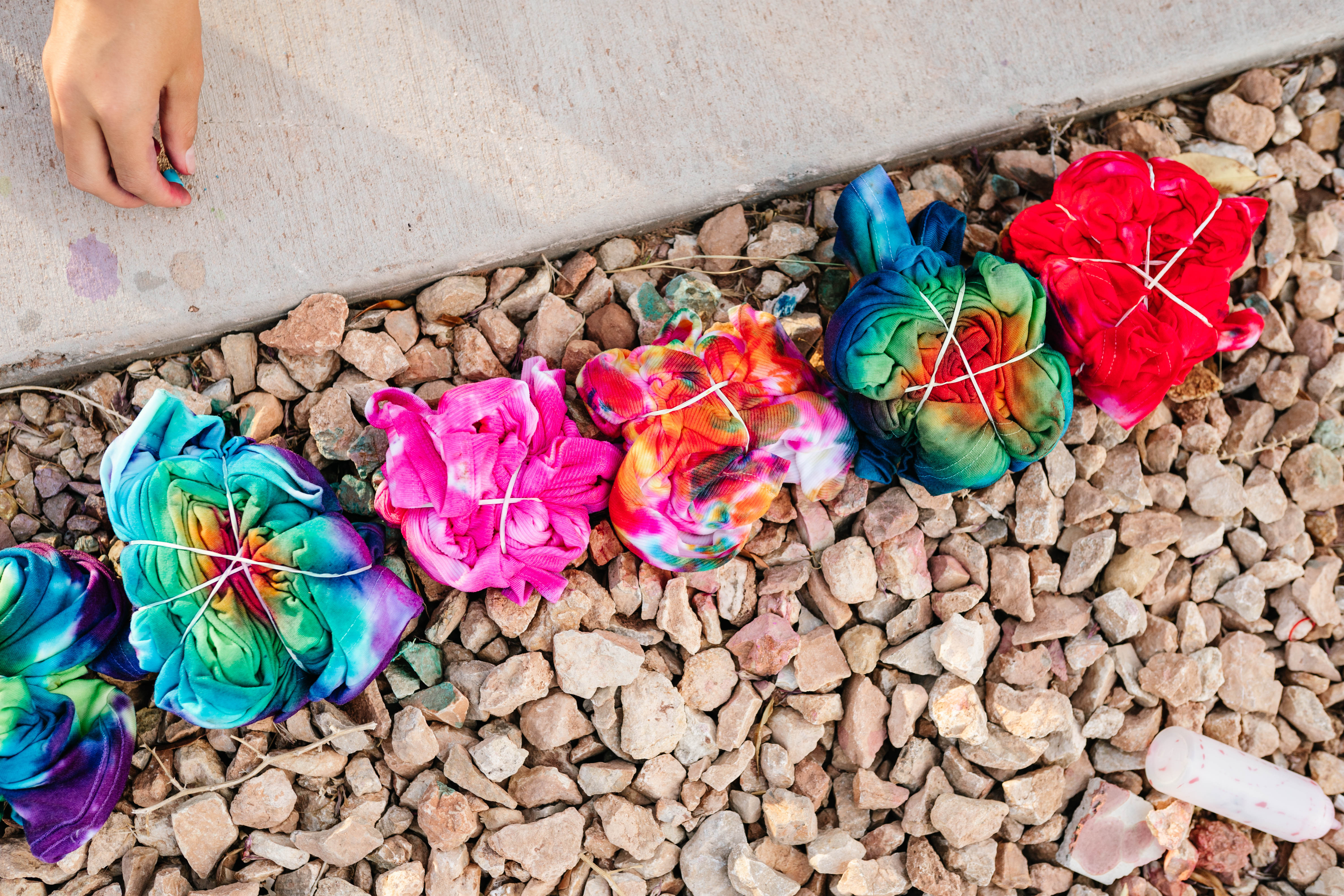4 DIFFERENT WAYS TO STYLE A MATCHING TIE DYE SET - Torey's Treasures